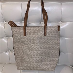 Michael Kors Bags - Adorable Michael Kors bag Michael Kors Bags - Adorable Michael Kors bag